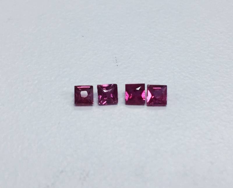 Afrika Rubin Quadrat Paar 2mm Afrika Rubin Quadrat Paar 2mm von JewelsOn47th