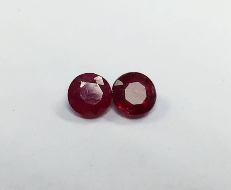 Afrika Rubin Runde Paar 4mm Afrika Rubin Runde Paar 4mm von JewelsOn47th