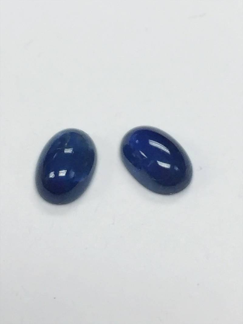 Blauer Saphir Oval Cabochon 6x4mm Blauer Saphir Oval Cabochon 6x4mm von JewelsOn47th