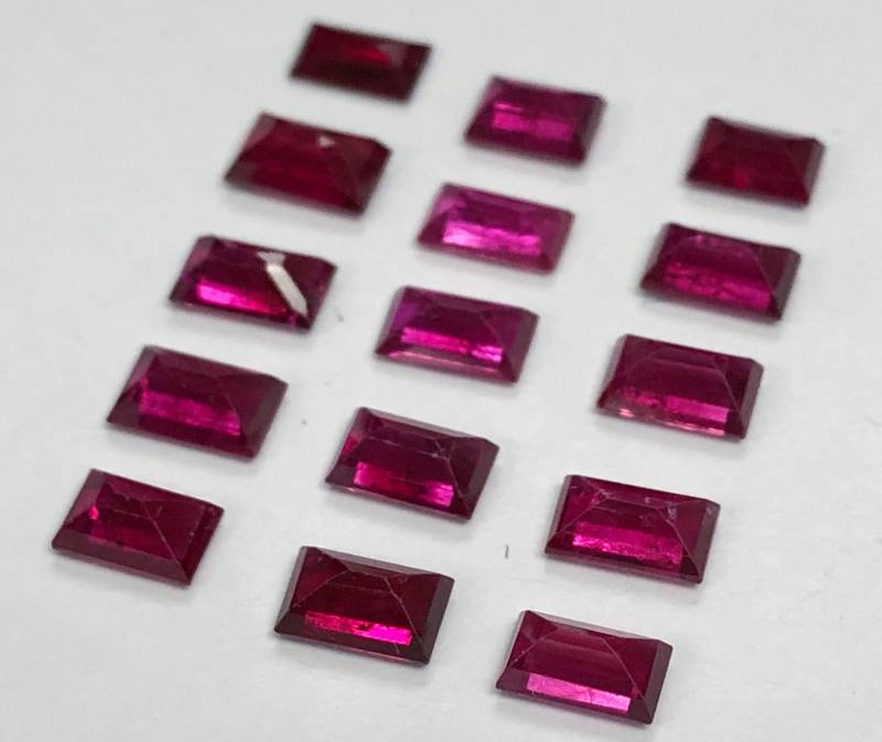 Burma Rubin Baguette 4x2mm Einzelstein Burma Rubin Baguette 4x2mm Einzelstein von JewelsOn47th