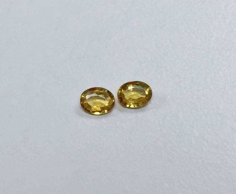 Gelber Saphir Oval Paar 4x3mm Gelber Saphir Oval Paar 4x3mm von JewelsOn47th
