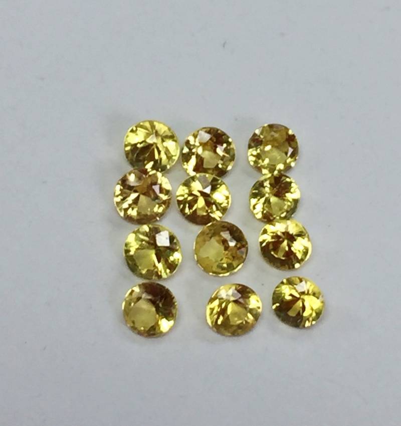 Gelber Saphir Runde Form 2.5mm 1Cts Ca. 15 Steine Gelber Saphir Runde Form 2.5mm 1Cts Ca. 15 Steine von JewelsOn47th