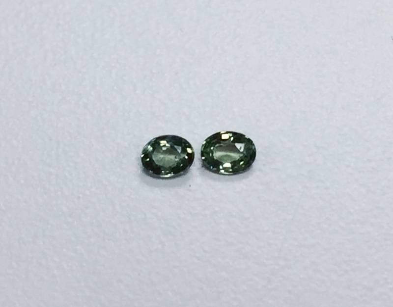 Grüner Saphir Oval Paar 4x3mm Grüner Saphir Oval Paar 4x3mm von JewelsOn47th