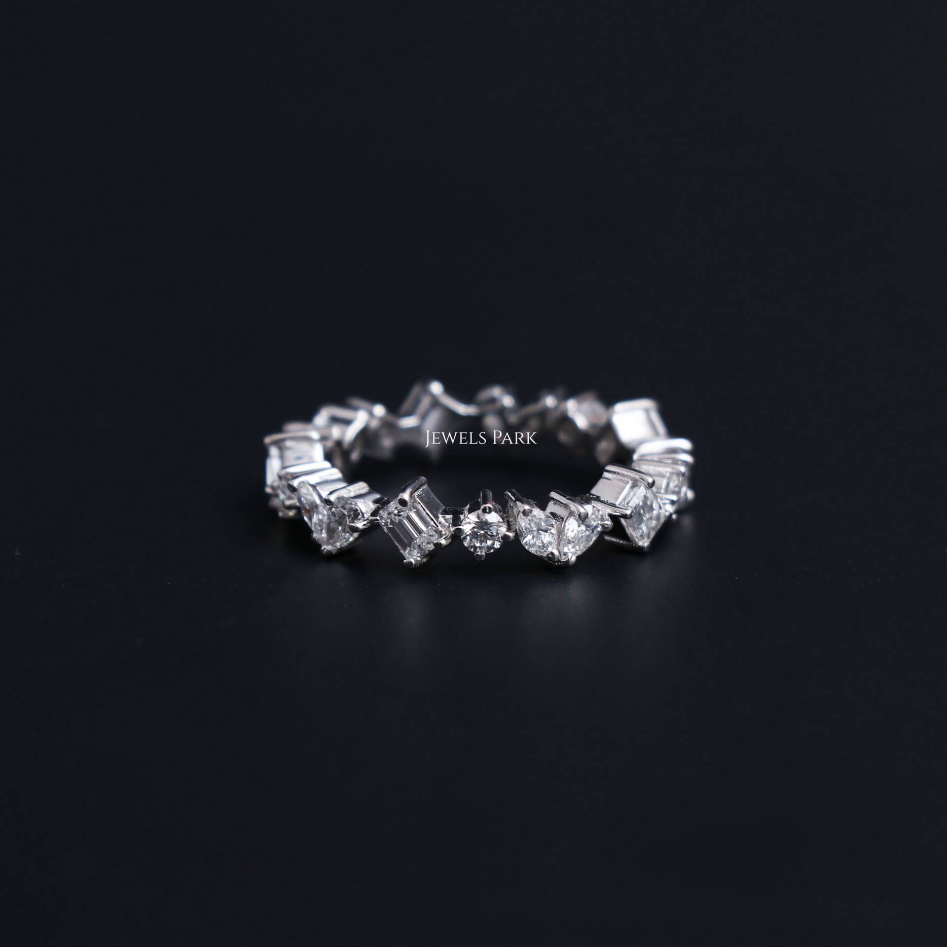 Echter Diamant Mixed Shape Eternity Bandring in Gold | Natürlicher Smaragdschliff Birne Runder Marquees Schliff Diamantring von JewelsPark