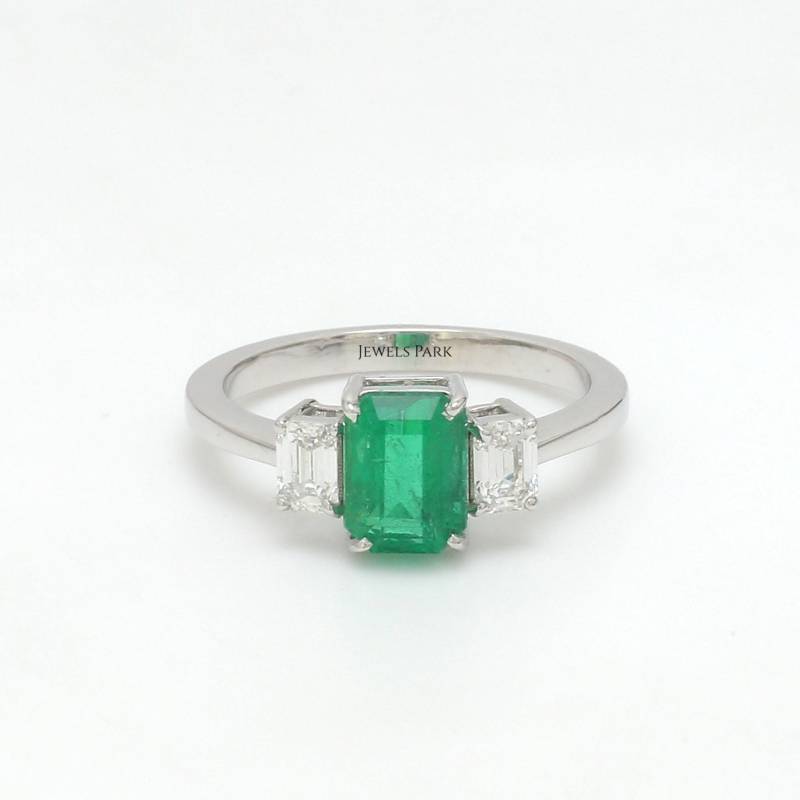 Smaragdschliff Smaragd Dreisteinring Gold | Natürlicher Grüner Smaragd-Drei-stein-Ring Mit Diamant Im Dreistein-Ring von JewelsPark
