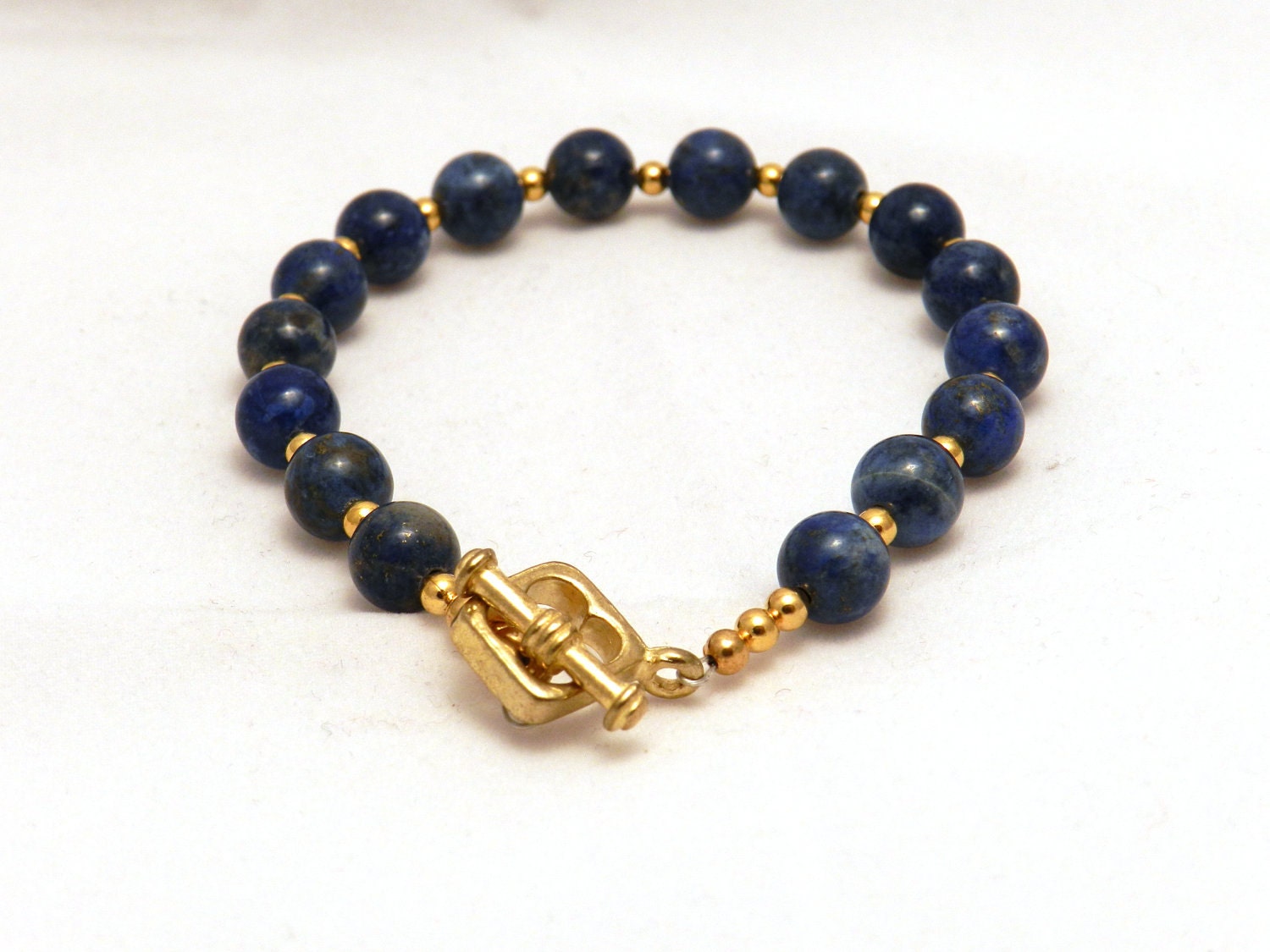 Blauen Lapislazuli 8mm Edelstein Armband, Gold-Ton Umschalten Blauen Lapislazuli 8mm Edelstein Armband, Gold-Ton Umschalten von JewelsYogaTurtle