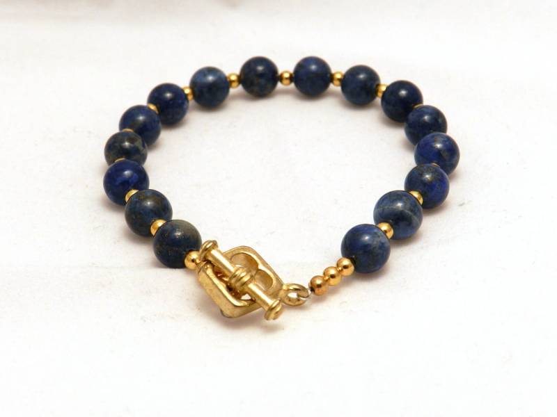Blauen Lapislazuli 8mm Edelstein Armband, Gold-Ton Umschalten von JewelsYogaTurtle