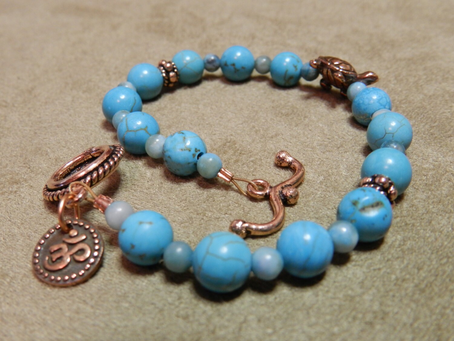 Leichte Türkis Edelstein Mit Kupfer Schildkröte Und Antiken Phantasie Toggle-Armband Leichte Türkis Edelstein Mit Kupfer Schildkröte Und Antiken Phantasie Toggle-Armband von JewelsYogaTurtle