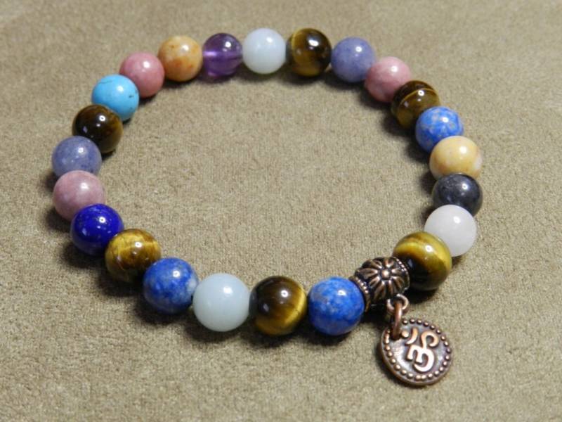 Multi-Edelstein-stretch-Armband, Antik Kupfer Ohm Baumeln von JewelsYogaTurtle