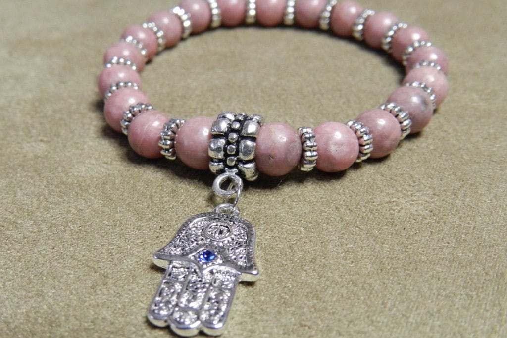 Rhodonit Hamsa Charm Armband Rhodonit Hamsa Charm Armband von JewelsYogaTurtle