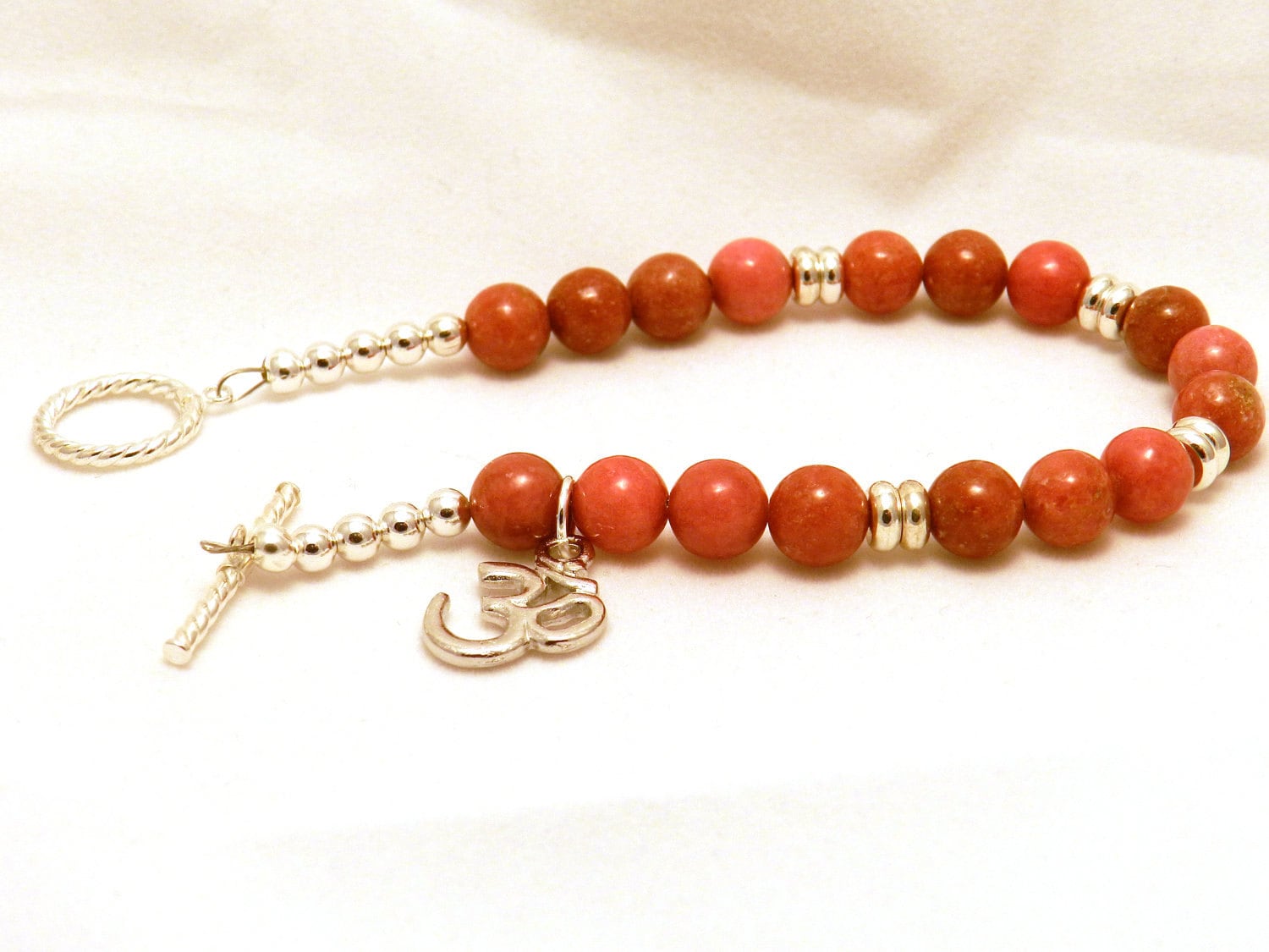 Rosa Rhodonit Armband Mit Sterling Silber Spacers, Toggle Ohm Charme Rosa Rhodonit Armband Mit Sterling Silber Spacers, Toggle Ohm Charme von JewelsYogaTurtle