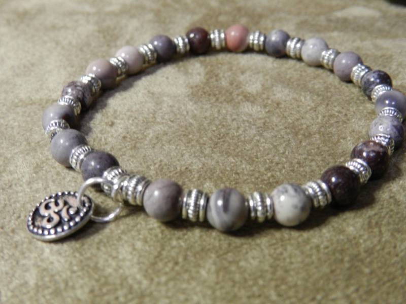 Terra Rosa Jasper Stretch Armband Mit Ohm Dangle von JewelsYogaTurtle