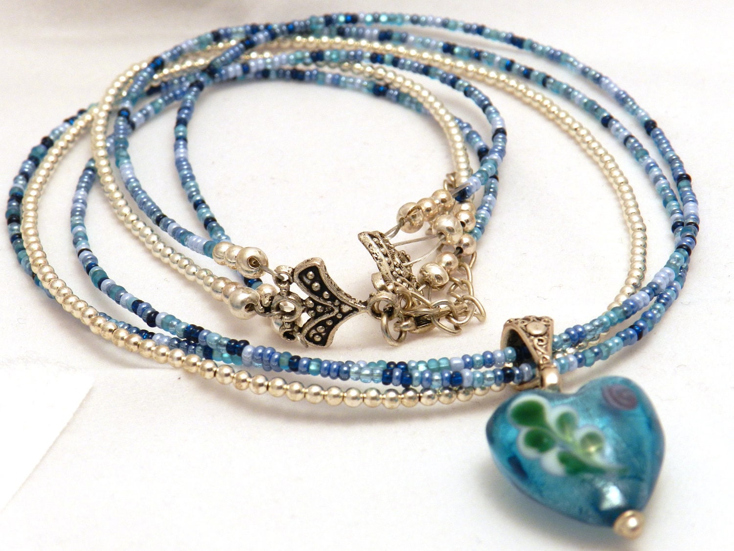 Triple-strang-Herz-Halskette Triple-strang-Herz-Halskette von JewelsYogaTurtle