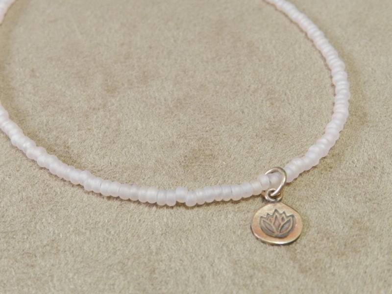 Zierliche Lotus Charm Halskette Zierliche Lotus Charm Halskette von JewelsYogaTurtle