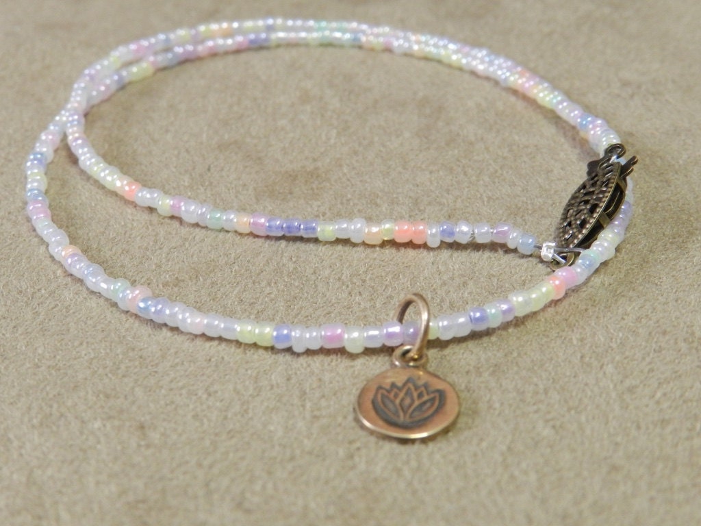 Zierliche Lotus Charm Halskette Zierliche Lotus Charm Halskette von JewelsYogaTurtle