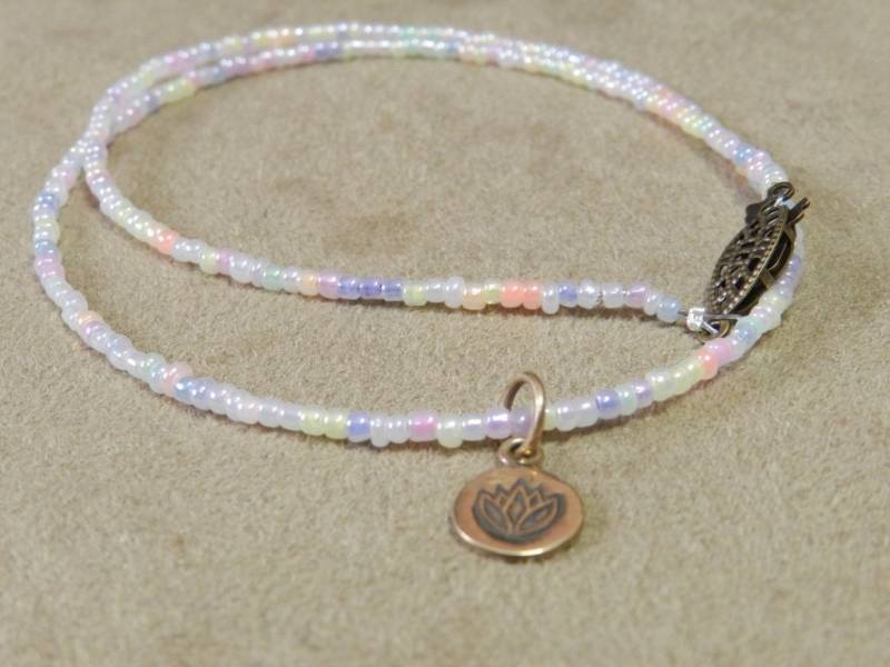 Zierliche Lotus Charm Halskette Zierliche Lotus Charm Halskette von JewelsYogaTurtle