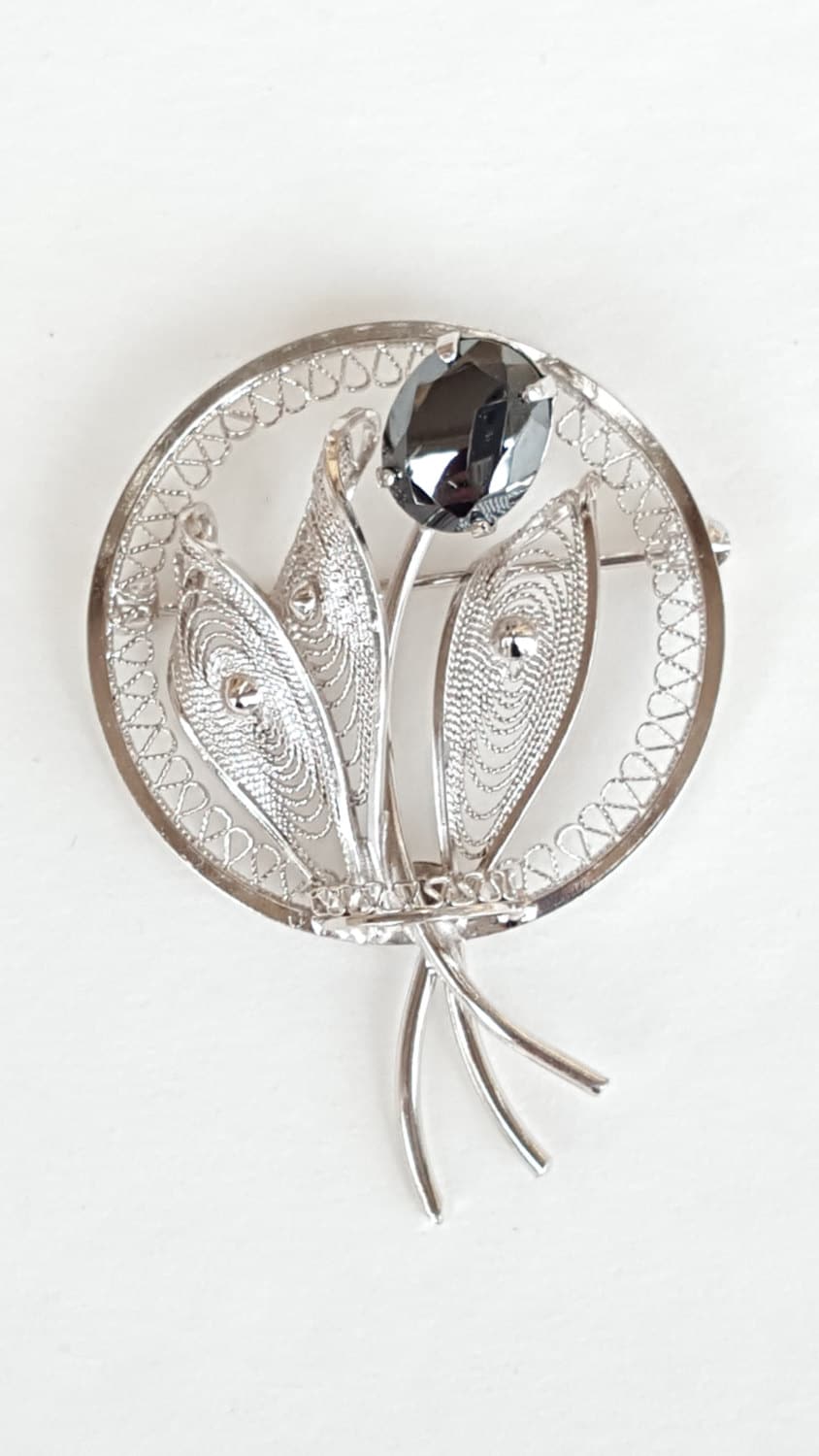 Filigrane Sterling Silber Brosche Mid Century Anstecknadel Mit Schwarzem Hämatit Filigrane Sterling Silber Brosche Mid Century Anstecknadel Mit Schwarzem Hämatit von JewelsandMetals