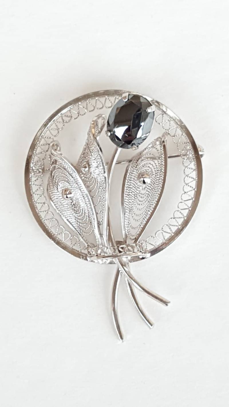 Filigrane Sterling Silber Brosche Mid Century Anstecknadel Mit Schwarzem Hämatit Filigrane Sterling Silber Brosche Mid Century Anstecknadel Mit Schwarzem Hämatit von JewelsandMetals