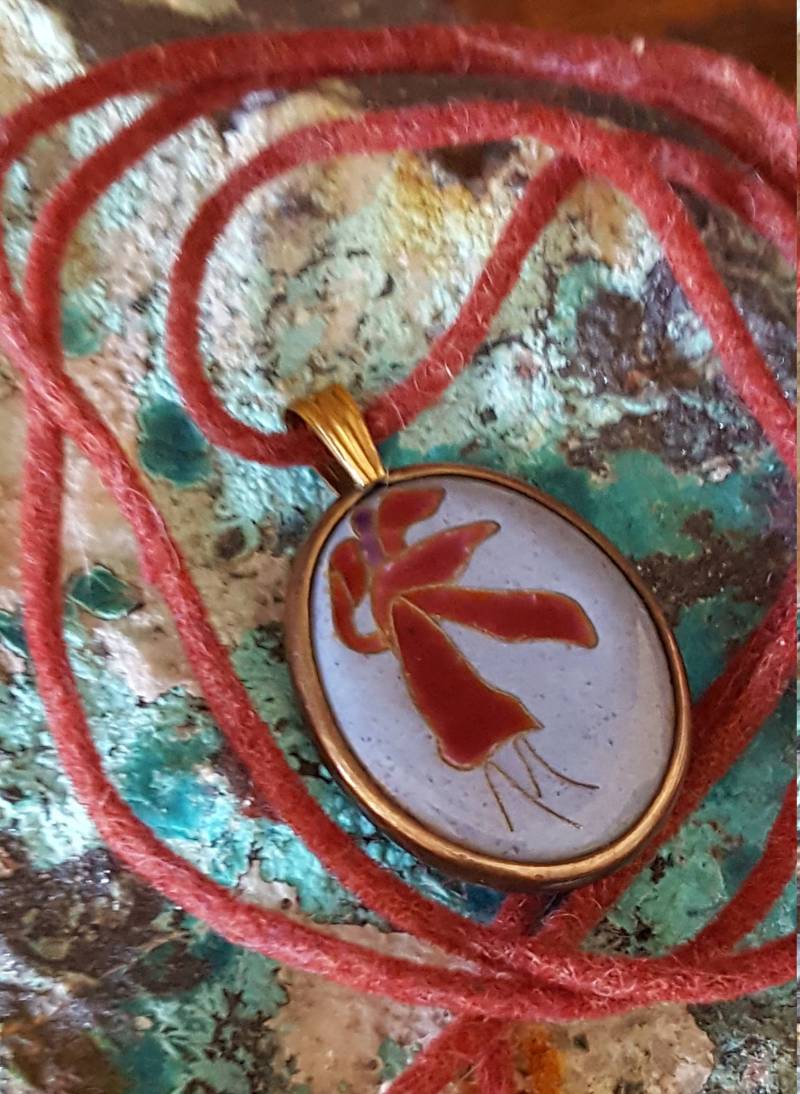 Handgefertigte Messing Anhänger Abstrakte Rotes Kleid, Künstlerin Signiert Hh von JewelsandMetals