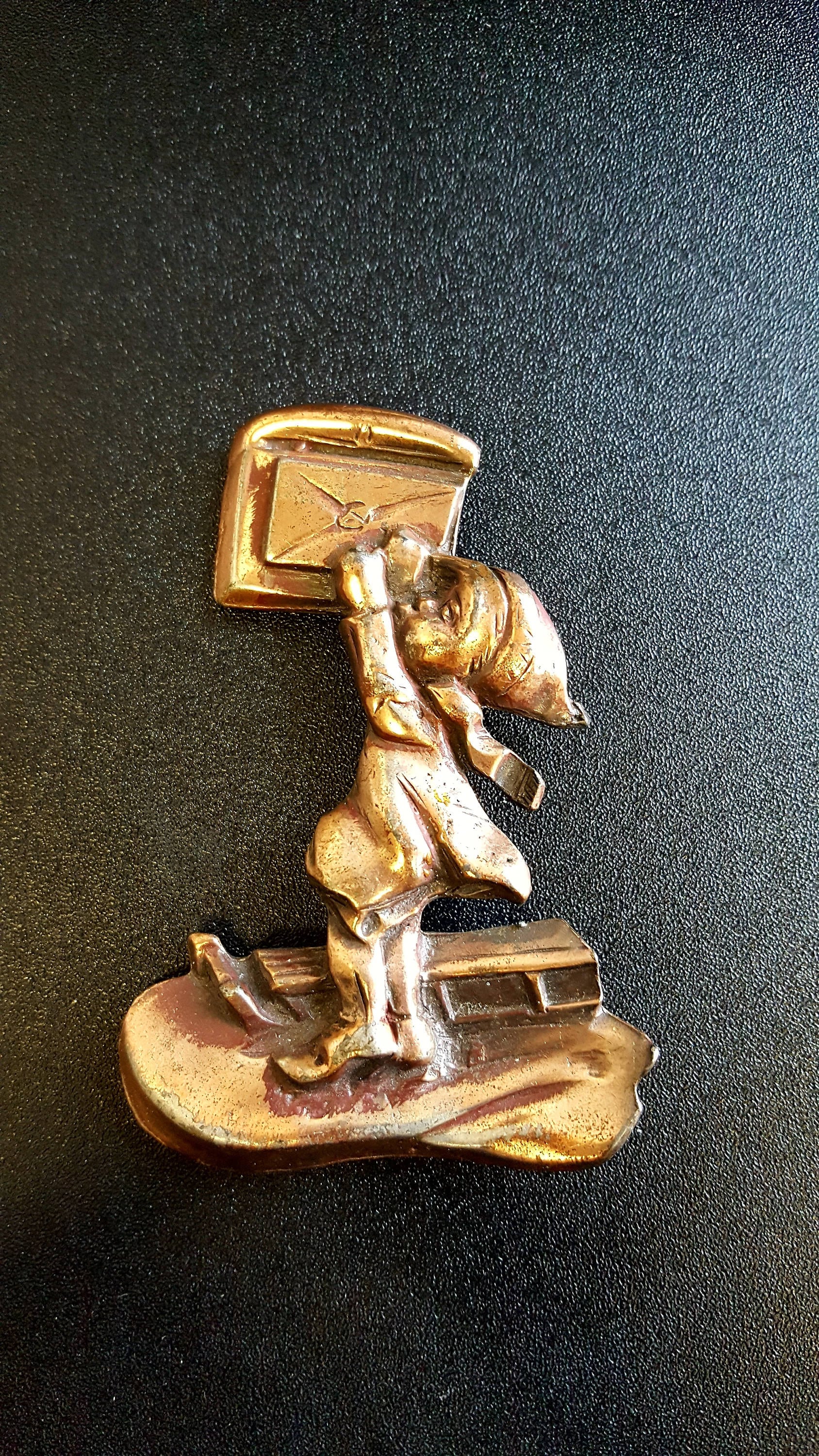 Lebkuchen Mädchen Brosche ~ Post Urlaub Brief von JewelsandMetals