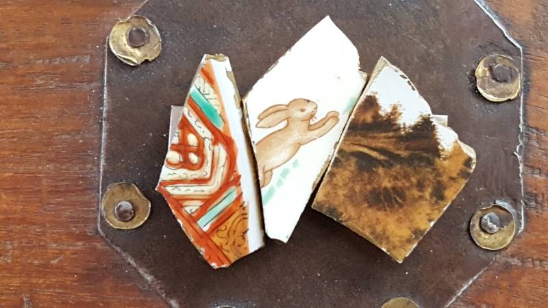 Porzellanscherben-Brosche Keramikhasen-Mosaik-Anstecknadel, Signiert Linda Bo Porzellanscherben-Brosche Keramikhasen-Mosaik-Anstecknadel, Signiert Linda Bo von JewelsandMetals