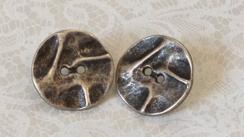 Upcycling Knopf Ohrringe Gewelltes Metall, Handgefertigtes Schmuckstück von JewelsandMetals