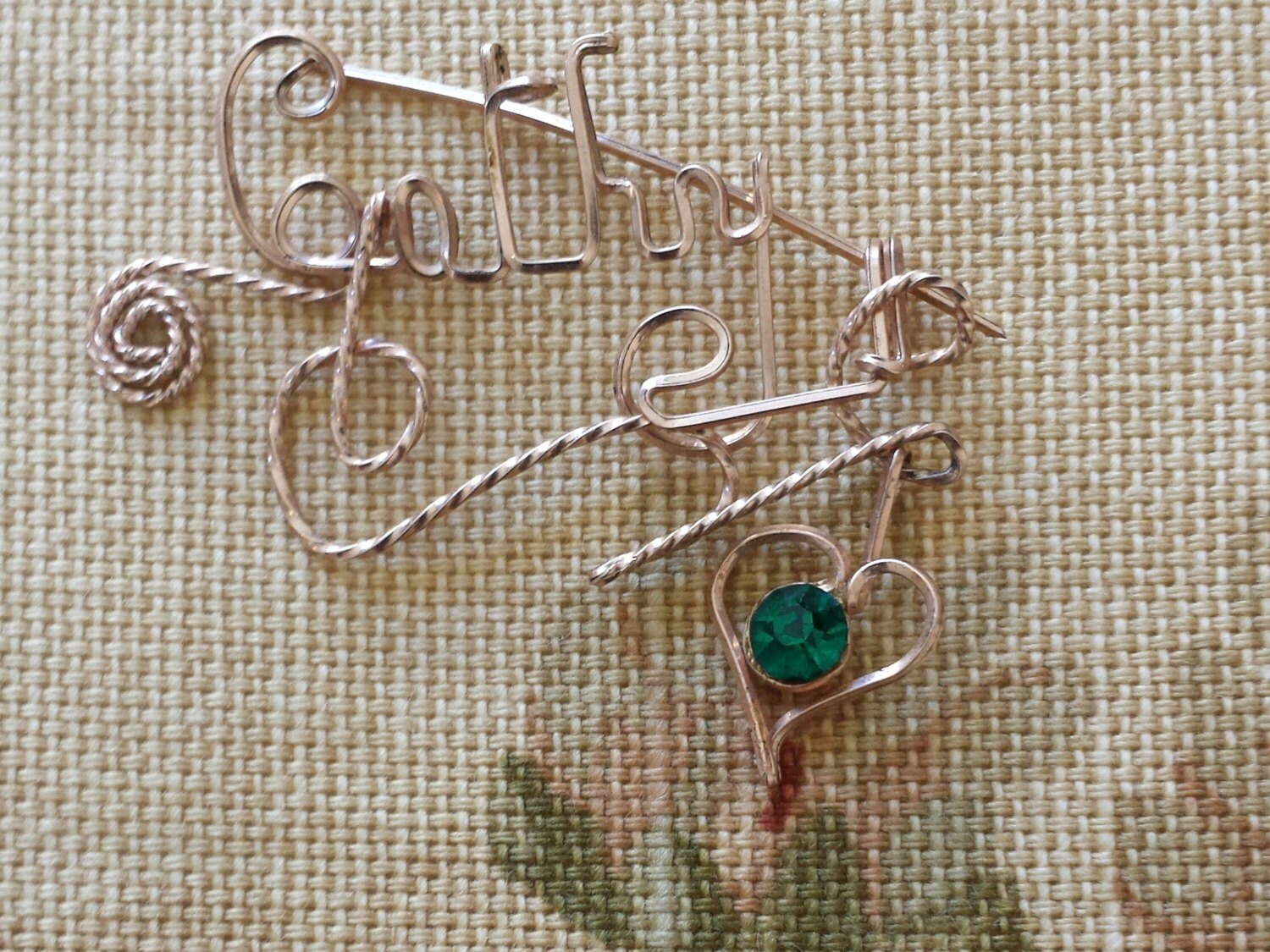 Vintage Monogramm Anstecknadel "Cath'-Goldbrosche Mit Herz Und Strassstein Vintage Monogramm Anstecknadel "Cath'-Goldbrosche Mit Herz Und Strassstein von JewelsandMetals