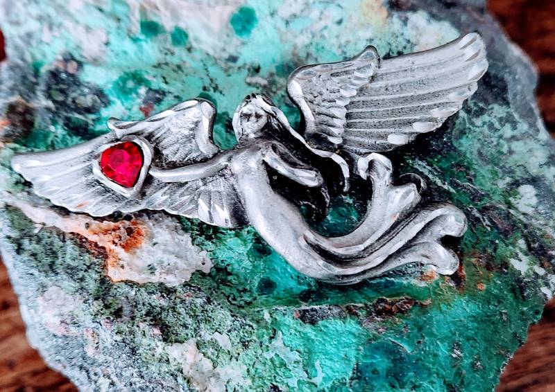 Vintage Zinn Engel Brosche Mit Rotem Herz Strass - Geschenk Zum Valentinstag Vintage Zinn Engel Brosche Mit Rotem Herz Strass - Geschenk Zum Valentinstag von JewelsandMetals