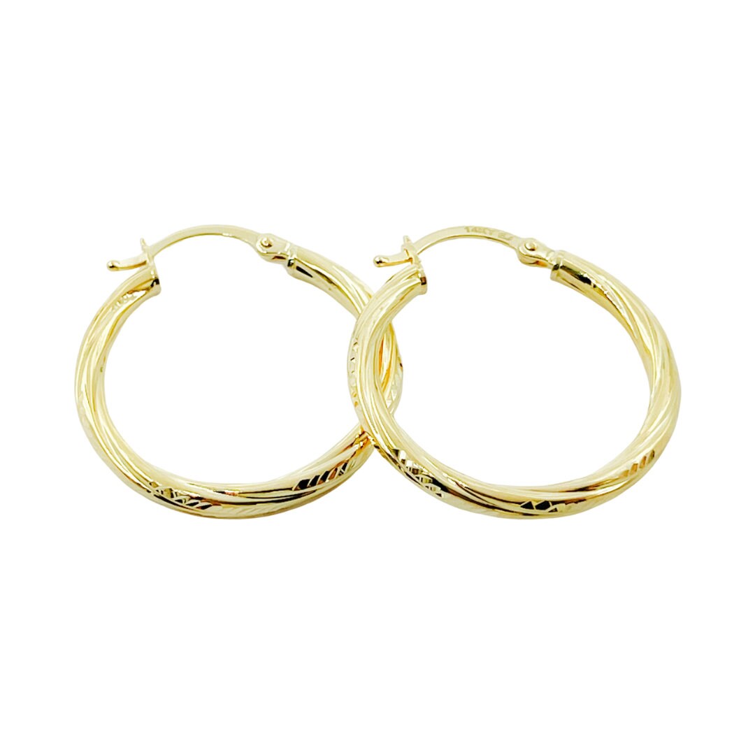 14K Hollow Gold Hoop Mit Graviertem Tornado Design. Größe 25mm. Strukturierte Edel Glänzende Creolen Ohrringe, Echt Solide Goldschmuck. Ger69 von Jewelsandchains