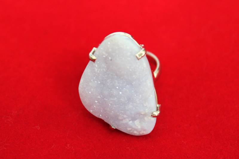 Blaue Calcedon Druzy Geode Auf 4 Prong Silber Filled Verstellbares Band Blaue Calcedon Druzy Geode Auf 4 Prong Silber Filled Verstellbares Band von JewelsbyKitty