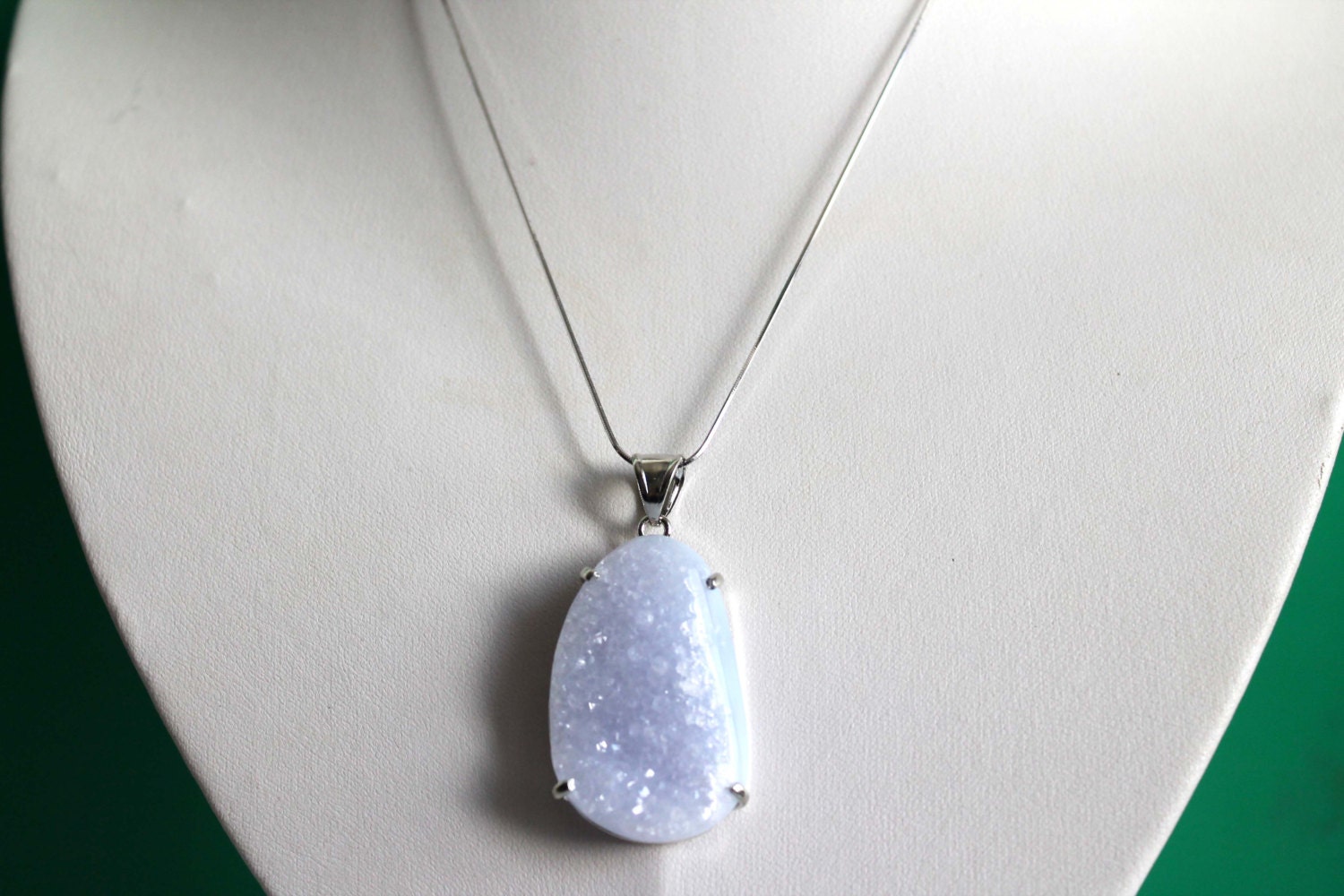Blauer Calcedon Geode Anhänger An 925 Sterling Silber Schlangenhaut Kette Blauer Calcedon Geode Anhänger An 925 Sterling Silber Schlangenhaut Kette von JewelsbyKitty