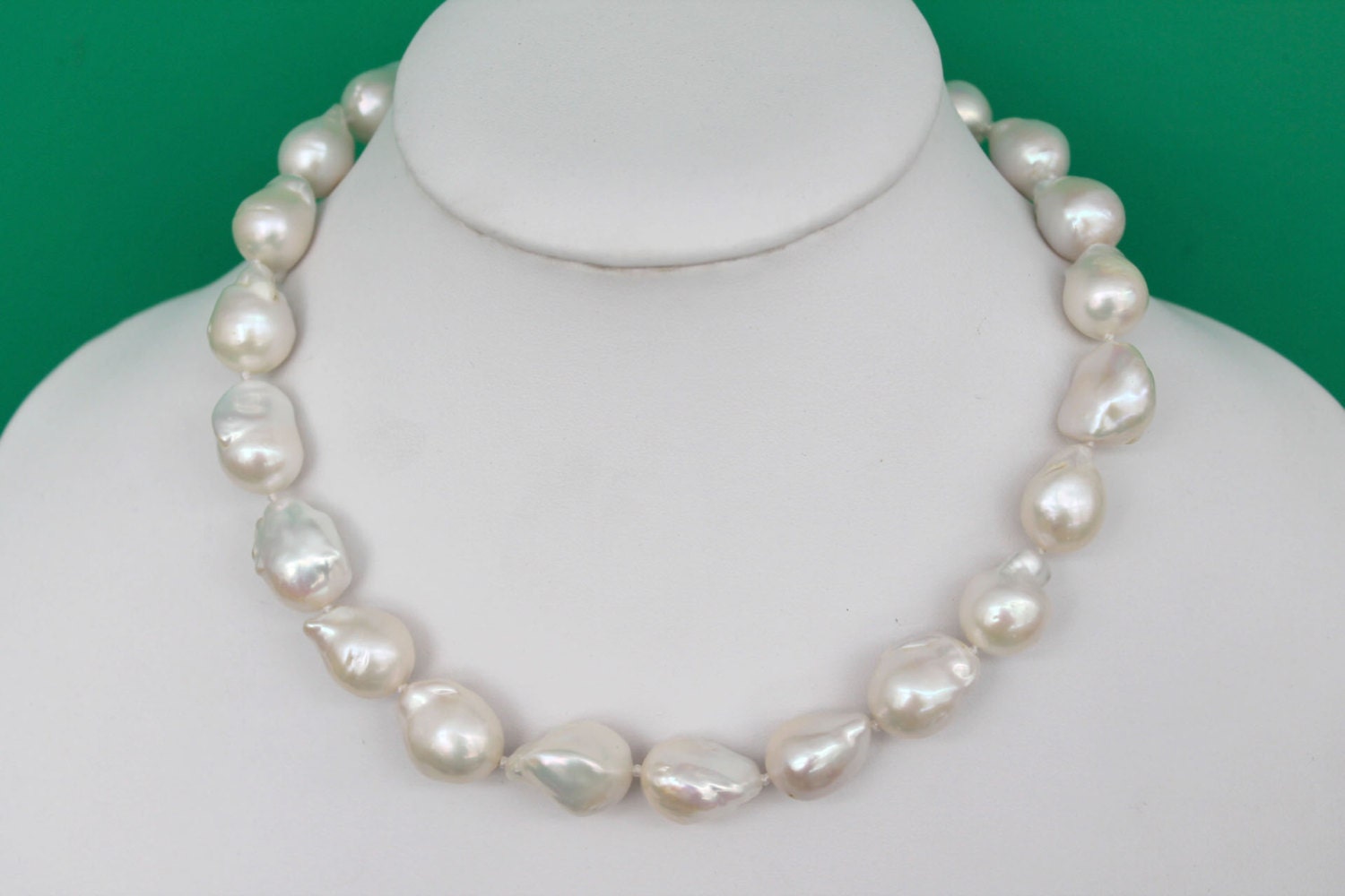 Große Nukleierte Barocke Weiße Süßwasserperle Halskette Große Nukleierte Barocke Weiße Süßwasserperle Halskette von JewelsbyKitty