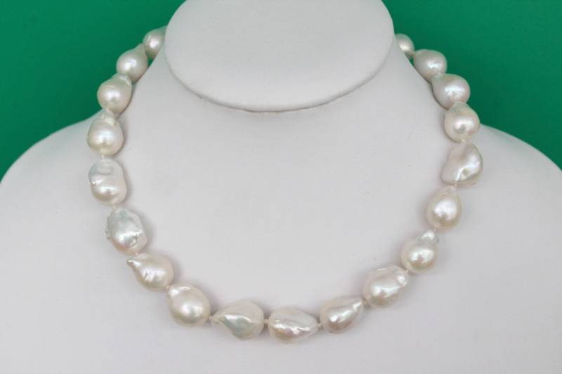 Große Nukleierte Barocke Weiße Süßwasserperle Halskette Große Nukleierte Barocke Weiße Süßwasserperle Halskette von JewelsbyKitty