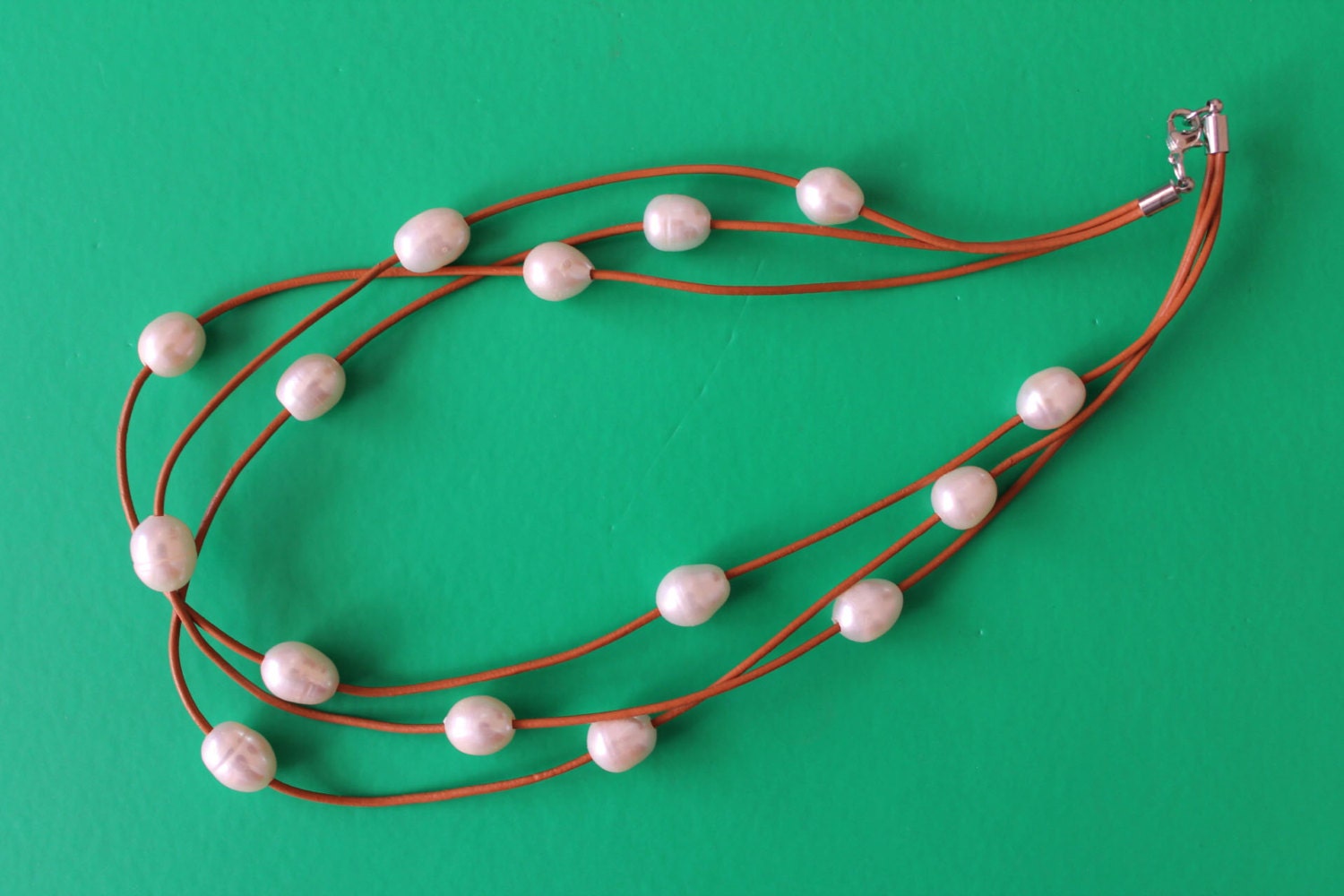 Multistrand Braun Leder Weiß Reis Süßwasser Perlen Halskette Multistrand Braun Leder Weiß Reis Süßwasser Perlen Halskette von JewelsbyKitty
