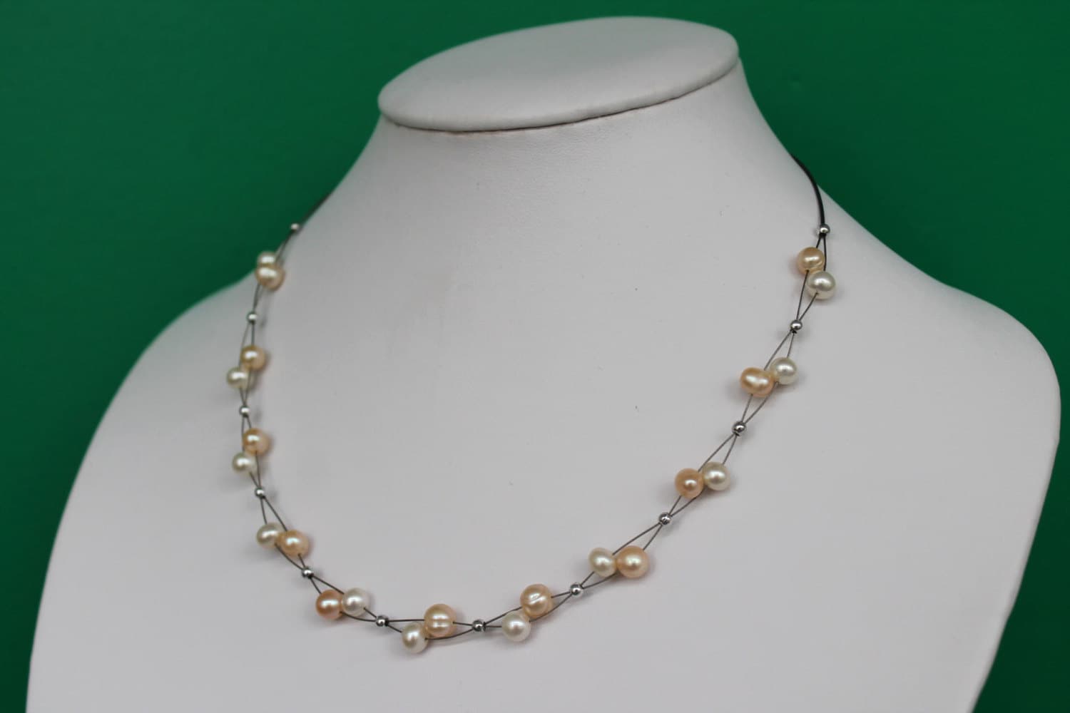 Schöne Twisted Zwei Stränge Weiß Rosa Süßwasser Perlenkette Schöne Twisted Zwei Stränge Weiß Rosa Süßwasser Perlenkette von JewelsbyKitty