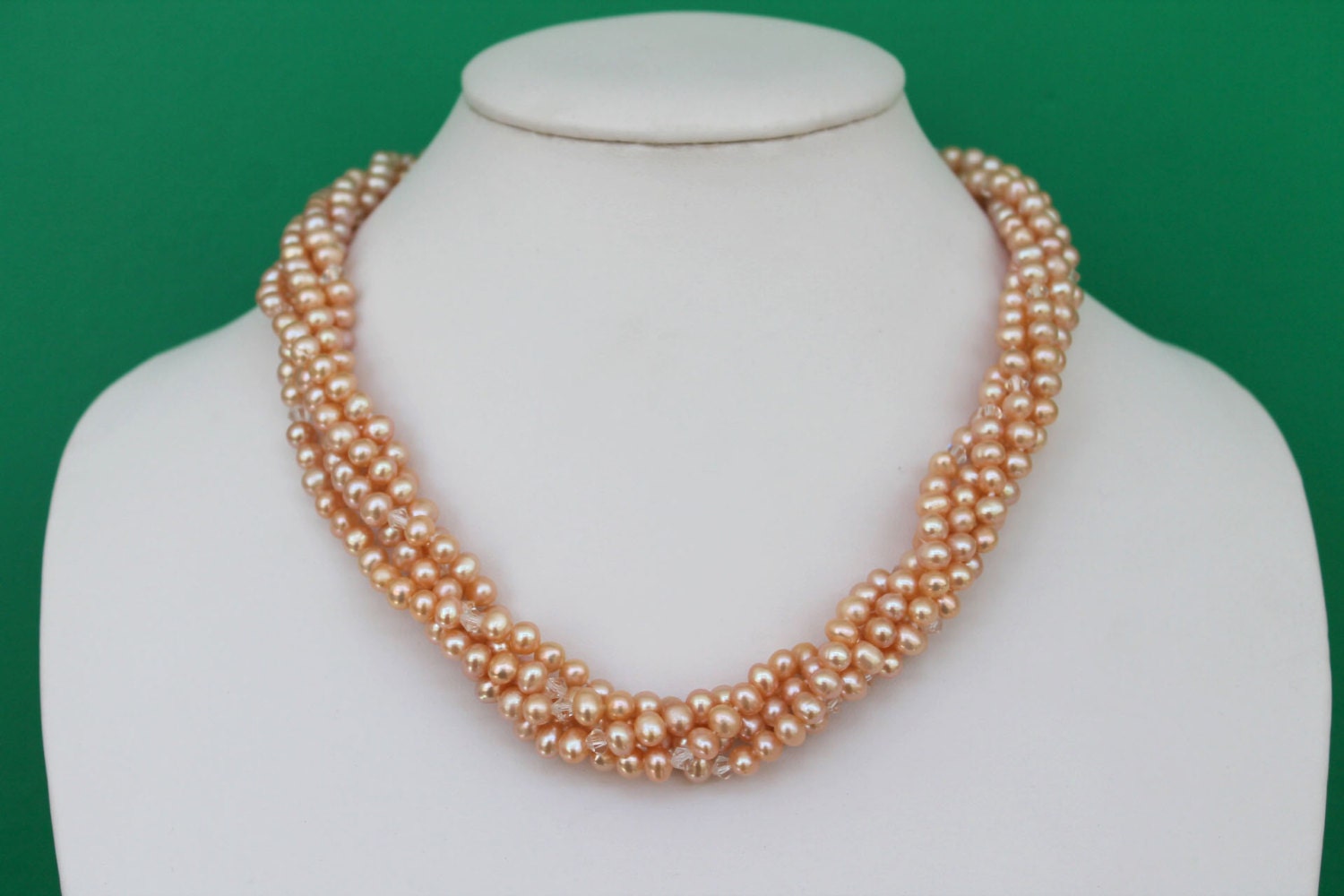 Schöne Verdrehte Multi-strang Rosa Süßwasser Perle Kristall Halskette Schöne Verdrehte Multi-strang Rosa Süßwasser Perle Kristall Halskette von JewelsbyKitty