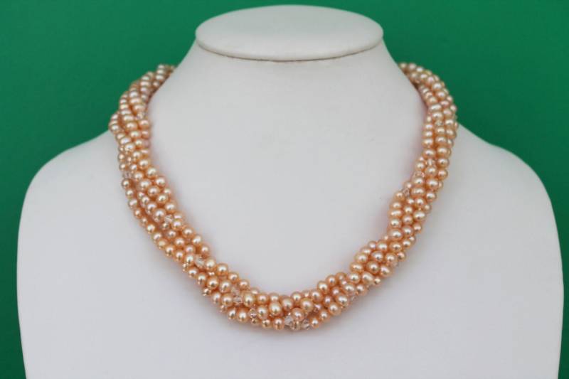 Schöne Verdrehte Multi-strang Rosa Süßwasser Perle Kristall Halskette Schöne Verdrehte Multi-strang Rosa Süßwasser Perle Kristall Halskette von JewelsbyKitty