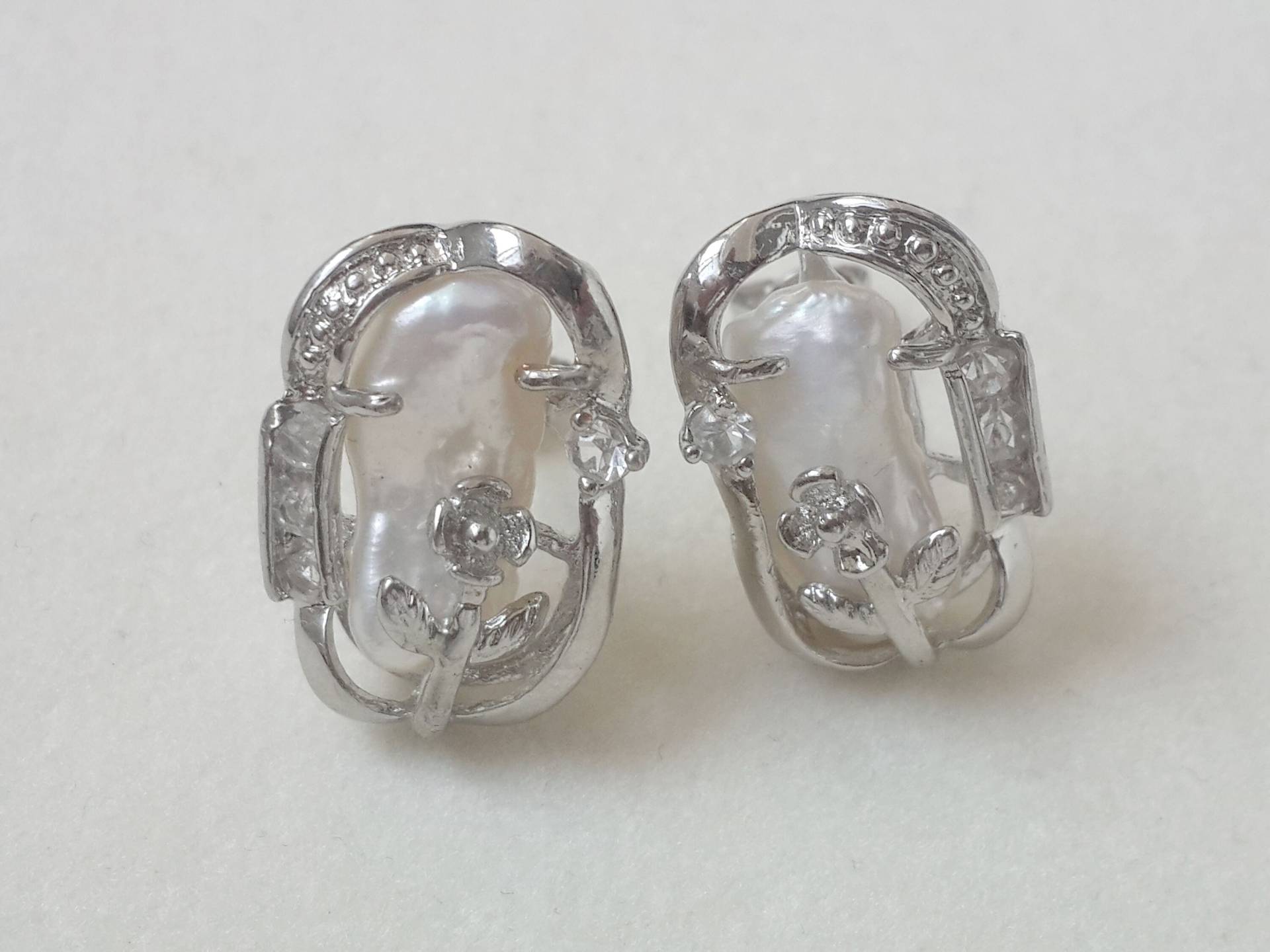 Schöne Weiße Biwa Fresheater Perle Ohrstecker Schöne Weiße Biwa Fresheater Perle Ohrstecker von JewelsbyKitty