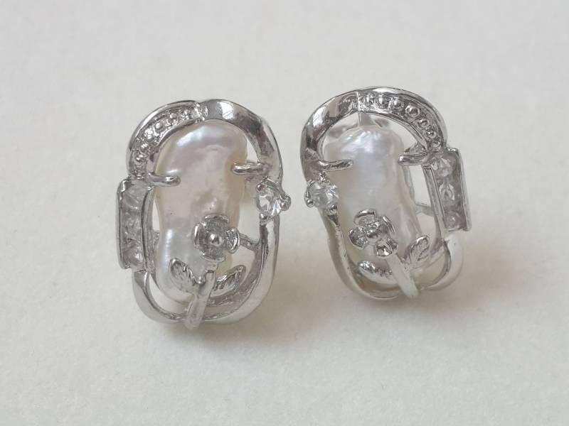 Schöne Weiße Biwa Fresheater Perle Ohrstecker Schöne Weiße Biwa Fresheater Perle Ohrstecker von JewelsbyKitty