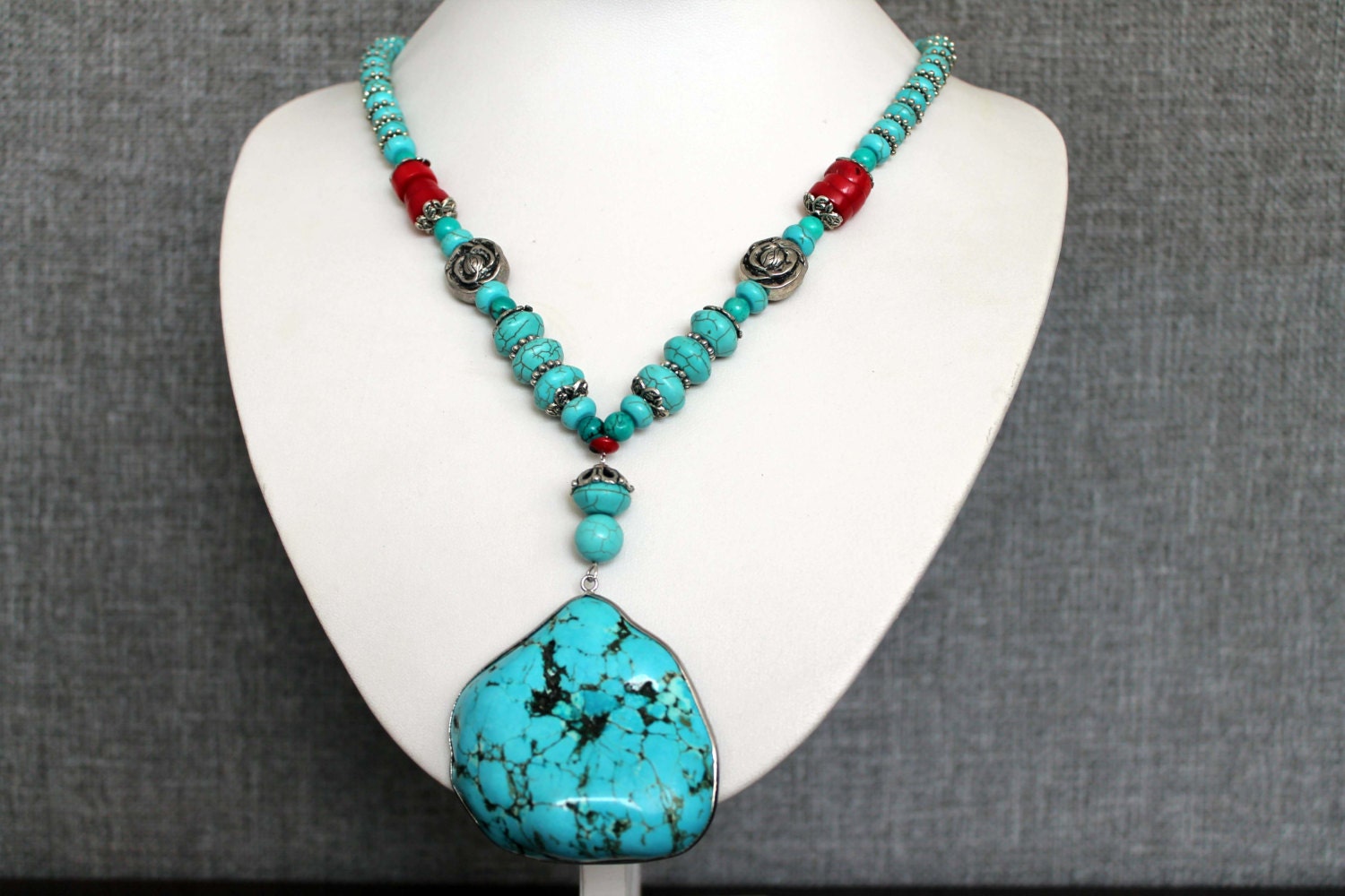 Türkis Und Rote Meer Bambus Koralle Halskette Mit Einem Großen Anhänger Türkis Und Rote Meer Bambus Koralle Halskette Mit Einem Großen Anhänger von JewelsbyKitty