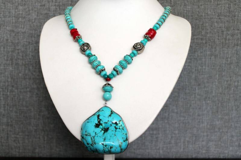 Türkis Und Rote Meer Bambus Koralle Halskette Mit Einem Großen Anhänger Türkis Und Rote Meer Bambus Koralle Halskette Mit Einem Großen Anhänger von JewelsbyKitty