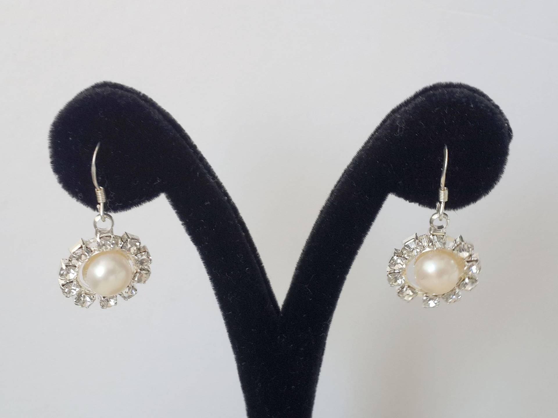 Weiße Perlen Und Strass Ohrringe, Klar Rhinestone Halo Brautjungfer Ohrringe Weiße Perlen Und Strass Ohrringe, Klar Rhinestone Halo Brautjungfer Ohrringe von JewelsbyKitty