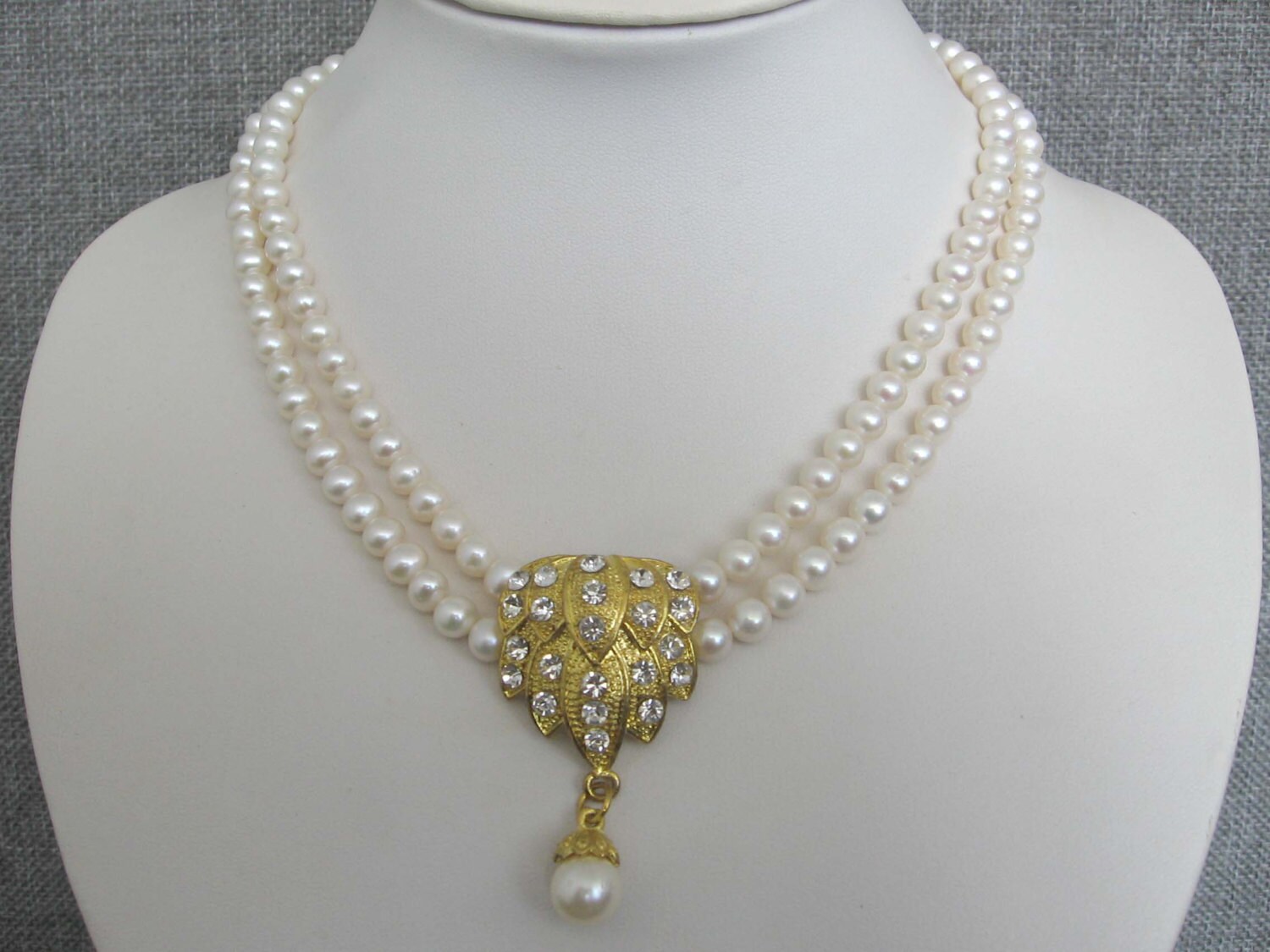 Weiße Süßwasserperlen Halskette Mit Strass Und Perlenanhänger Weiße Süßwasserperlen Halskette Mit Strass Und Perlenanhänger von JewelsbyKitty