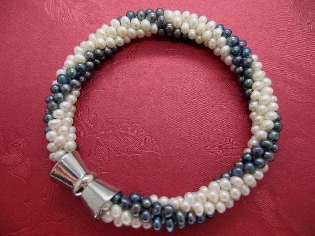 Wunderschöne Echte Süßwasser Perle Perlen Gehäkelt Seil Armband Wunderschöne Echte Süßwasser Perle Perlen Gehäkelt Seil Armband von JewelsbyKitty