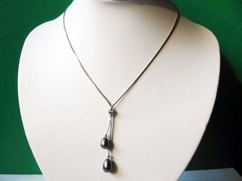 Wunderschöne Schwarze Pfauen-Süßwasserperlen-Versilberte Schlangenhaut-Halskette Wunderschöne Schwarze Pfauen-Süßwasserperlen-Versilberte Schlangenhaut-Halskette von JewelsbyKitty