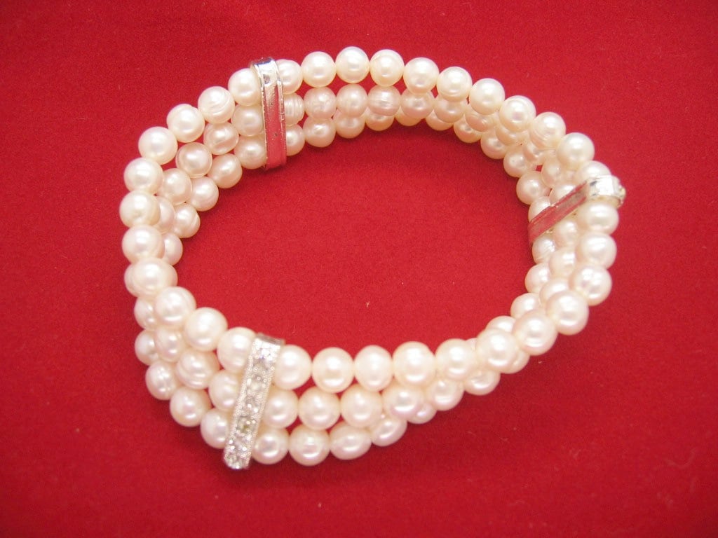Wunderschönes 3-Strang Weißes Süßwasserperlen Strechy Armband Wunderschönes 3-Strang Weißes Süßwasserperlen Strechy Armband von JewelsbyKitty