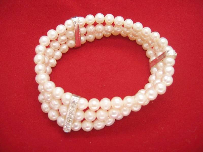 Wunderschönes 3-Strang Weißes Süßwasserperlen Strechy Armband Wunderschönes 3-Strang Weißes Süßwasserperlen Strechy Armband von JewelsbyKitty