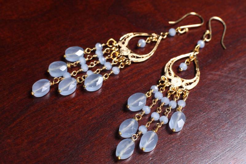 Blau Chalcedon Facettierte Oval 6 X 8 Mm Handgemachte Chandelier Draht Gewickelt Baumelnde Ohrringe in Gold Vermeil Über 925 Sterling Silber Ohrdraht von JewelsbyOppy