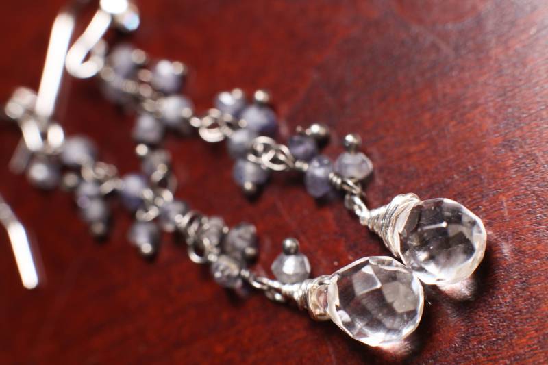 Echte Iolith Facettierte Clusters Oxidiertes Silber Natürliche Bergkristall Quarz 7 X 9 Mm Tropfen Draht Eingewickelt Baumelnde in Cz Rhodium von JewelsbyOppy