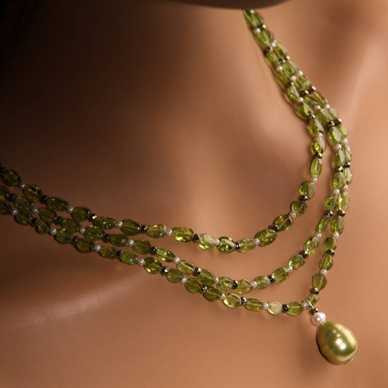 Echte Peridot Free Form Glatt Oval 3-Schicht-, Süßwasserperle Runde, Pyrit Spacer, Sea Shell Barock Anhänger, August Birthstone Halskette von JewelsbyOppy